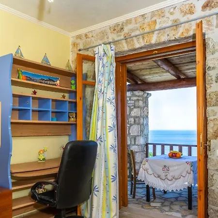 Apartment Nireas : Stone